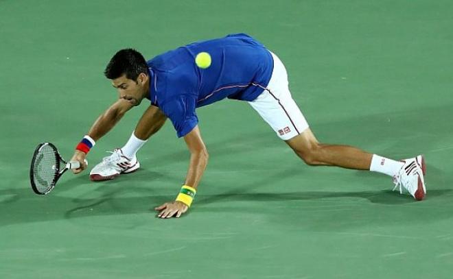 Novak Djokovic intenta un golpe difícil.
