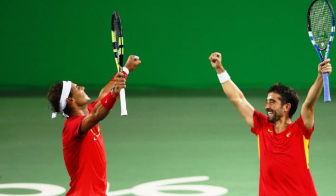 Rafa y Marc celebran el triunfo en Río.