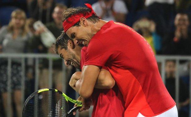 Rafa y Marc se abrazan tras la victoria.