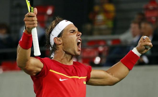 Rafa celebra la victoria en el dobles.