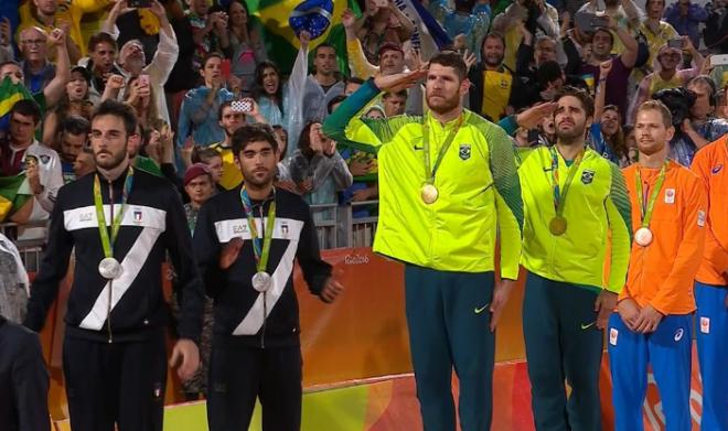La pareja brasileña hizo el saludo militar en el podio.