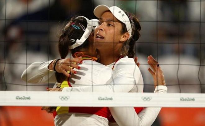 Fernández y Baquerizo se abrazan tras ganar.