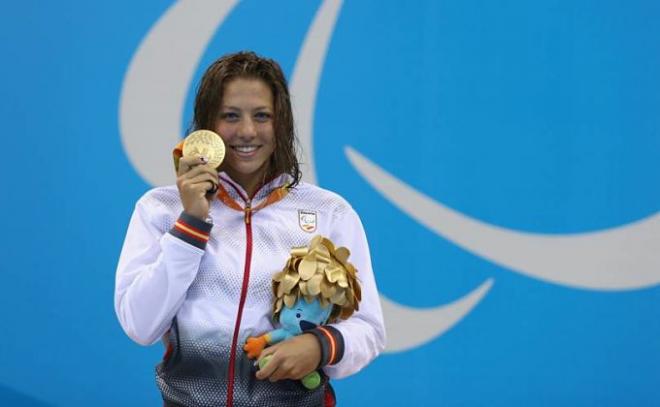 Nuria posa con su medalla de oro.