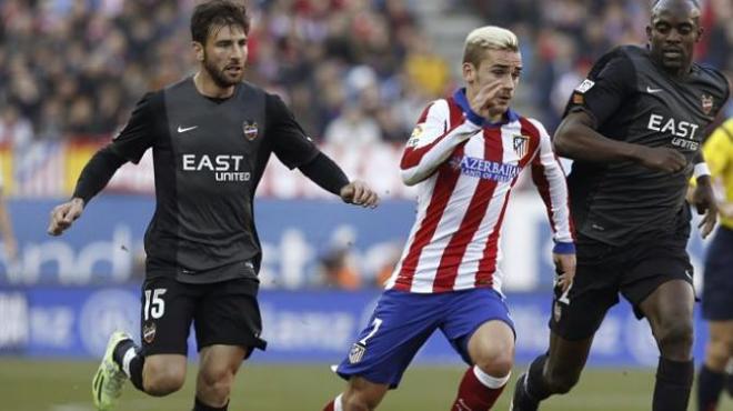 Griezmann ante jugadores del Levante.