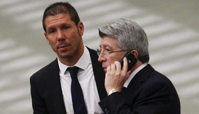 Enrique Cerezo, junto a Simeone.