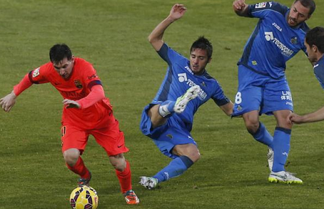 Los jugadores del Getafe persiguen a Messi.