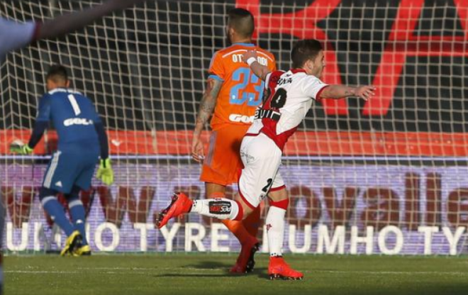 Embarba, con la ayuda de Alves, marcó para el Rayo.
