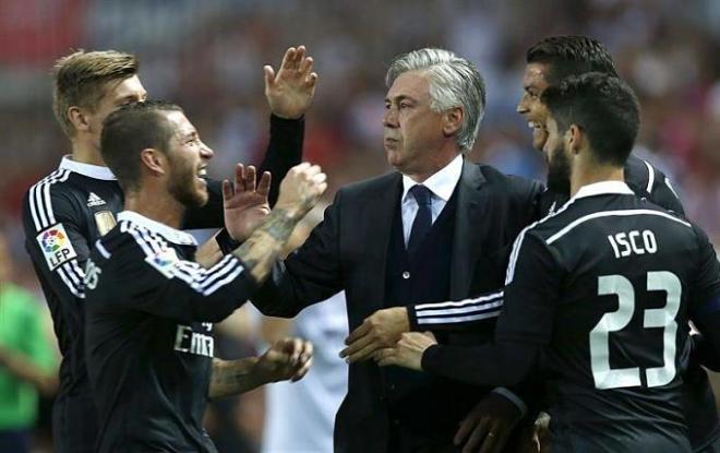 Ancelotti felicita a sus jugadores.