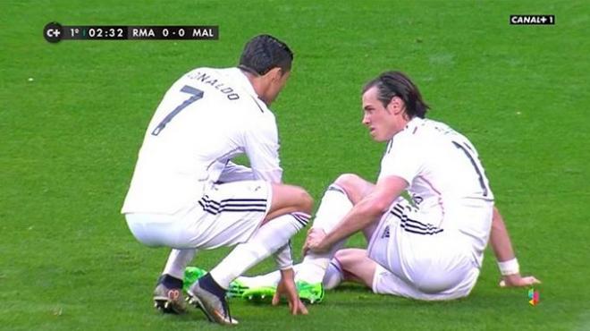 Bale, atendido por Cristiano Ronaldo.