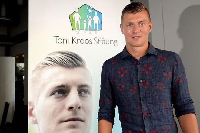 Kroos posa en la presentación de su Fundación.