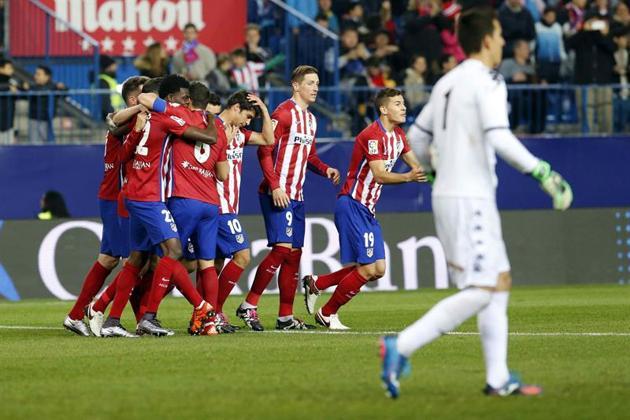 Los jugadores del Atlético celebran el gol del Thomas.