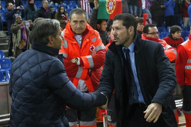 Simeone saluda al técnico del Reus antes del partido.