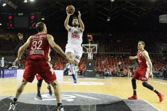 Llull intenta un lanzamiento a canasta.