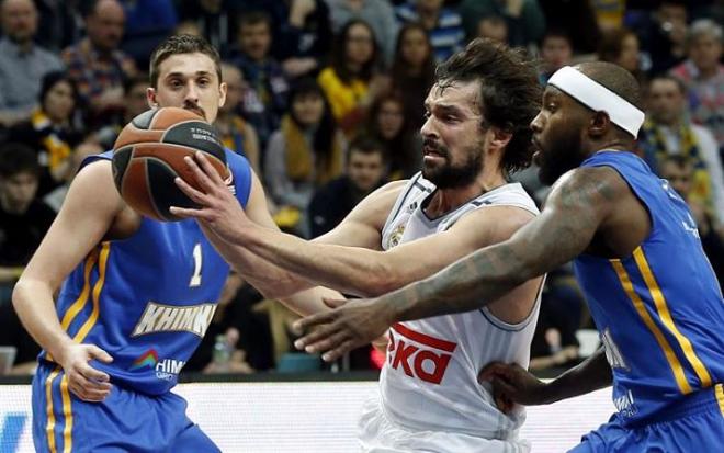 Llull pasa el balón ante Shved y Rice.