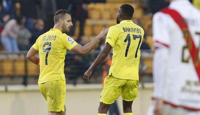 Bakambu celebra uno de sus goles con Soldado.