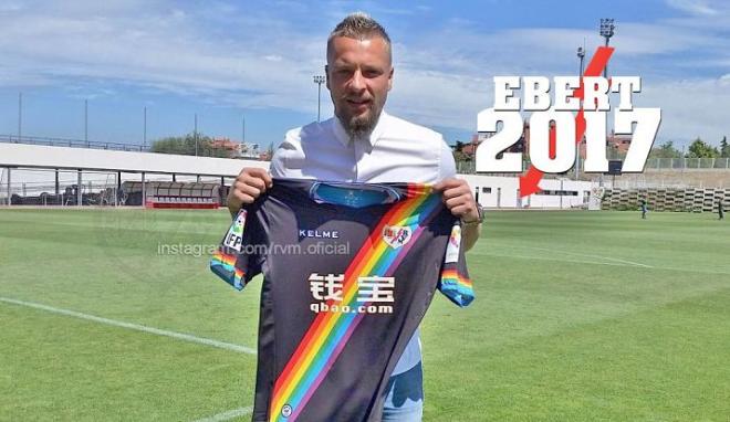 Ebert posa con la camiseta rayista (FOTO: Rayo Vallecano).