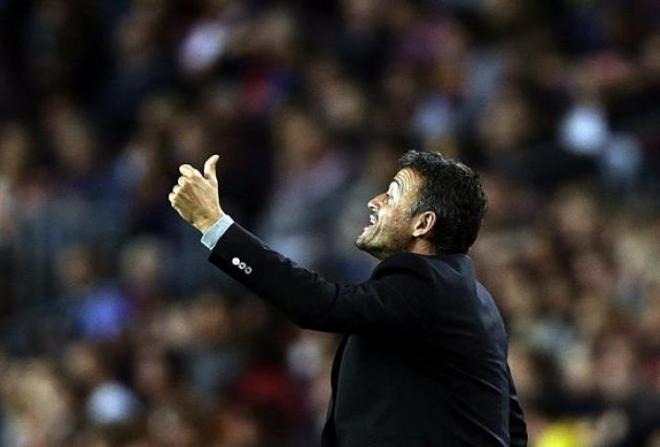 Luis Enrique da instrucciones durante el partido.