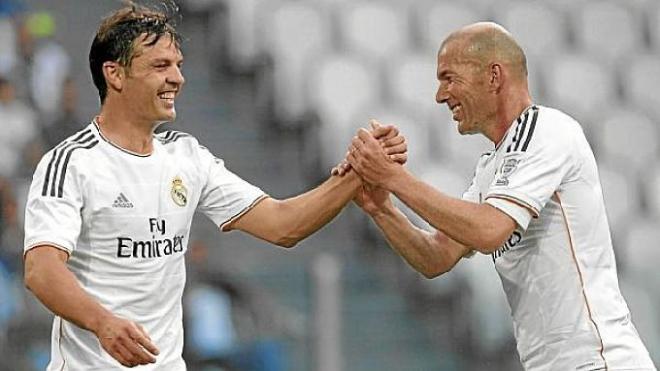 Morientes, junto a Zidane, en un partido de veteranos del Real Madrid.