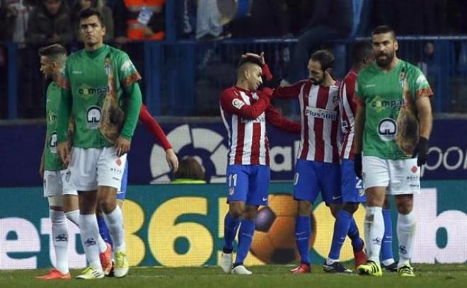 Correa y Juanfran celebran uno de los goles del Atlético.