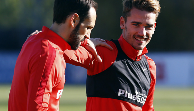 Juanfran y Griezmann, en una sesión del Atleti (Foto: ATM).