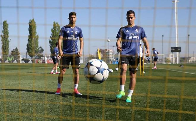 Asensio y Lucas golpean la pelota.