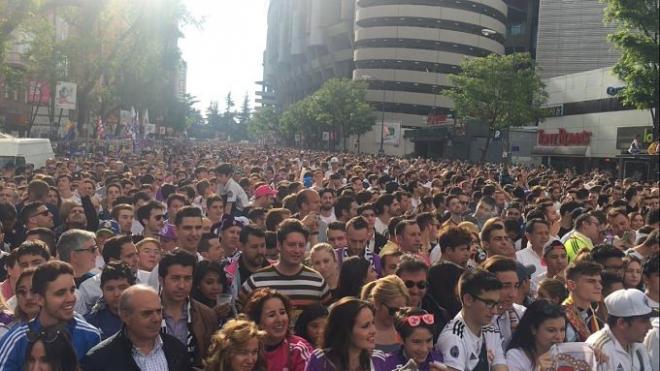 La afición del Real Madrid espera al equipo. (Foto: @jigochoa).