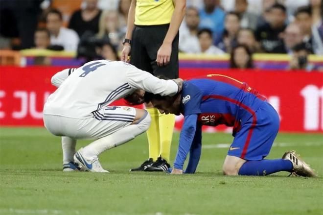 Sergio Ramos junto a Messi durante el partido.