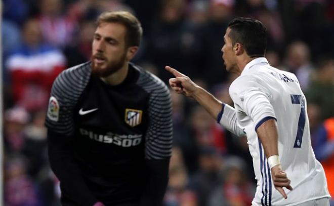 Oblak y Cristiano, en el partido de ida.