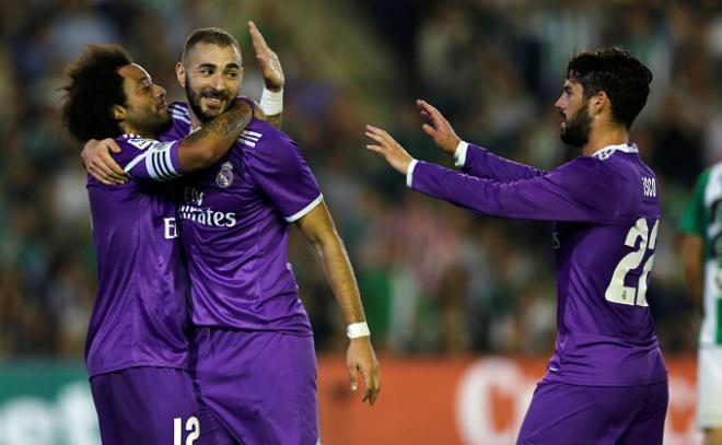 Marcelo, Benzema e Isco celebran un gol.
