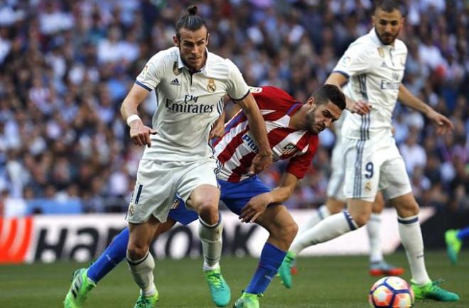 Gareth Bale disputa un balón con Koke.