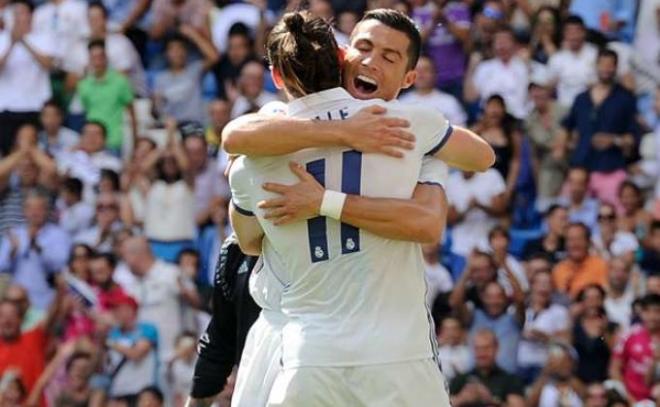 Bale y Cristiano se abrazan en un partido.