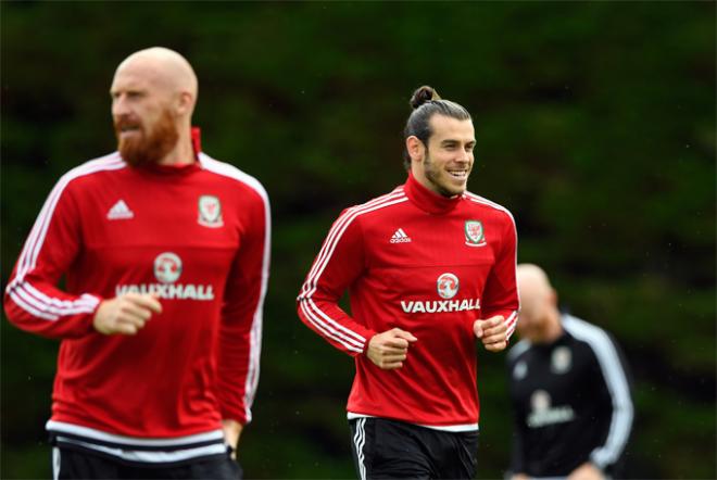 Bale, en una sesión con Gales.