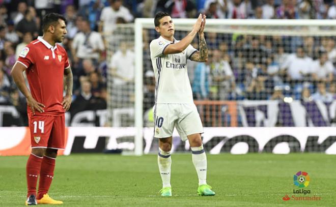 James aplaude a la grada del Bernabéu.