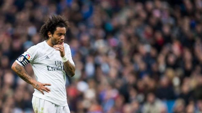 Marcelo, en un duelo con el Real Madrid.