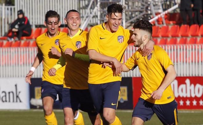 Los jugadores del Atlético celebran el gol de Salido.