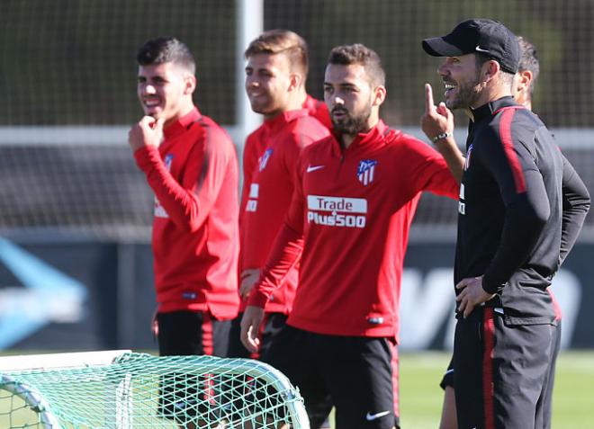 Simeone, con los canteranos en la sesión de hoy (Foto: ATM).