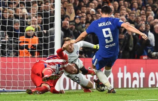 Giménez se lanzó al suelo para evitar el gol del Chelsea.