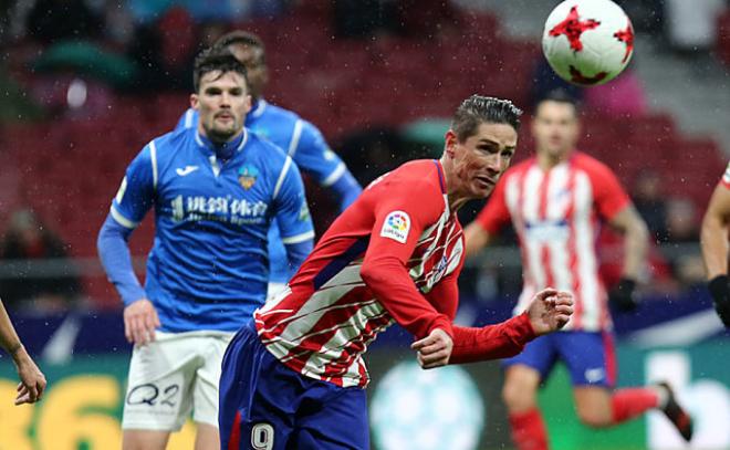 Torres remata un balón de cabeza (Foto: ATM).