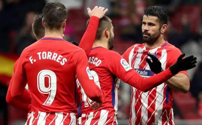 Torres se acerca a celebrar un gol a Carrasco y Costa (Foto: EFE).
