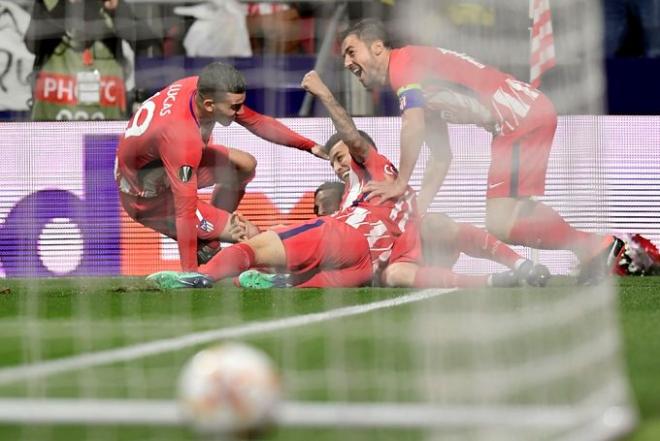 Los jugadores del Atlético celebran el primer gol.