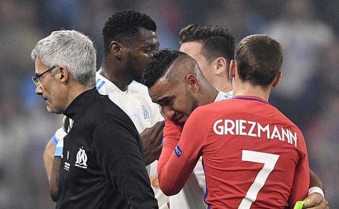 Griezmann consuela a Payet tras su lesión (Foto: UEFA).
