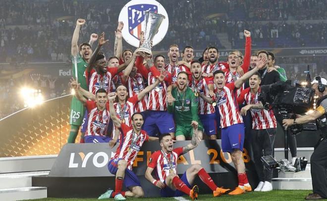 Torres elevó el trofeo al cielo de Madrid (Foto: ATM).