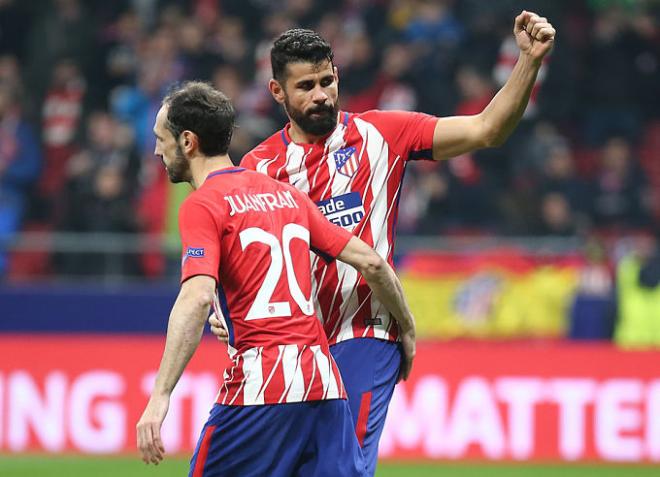 Costa y Juanfran celebran el segundo gol del partido (Foto: ATM).