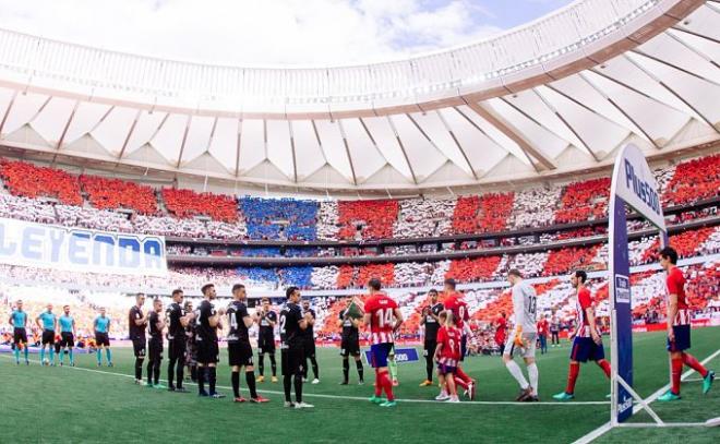 Los jugadores del Éibar realizan el pasillo a los del Atlético de Madrid.