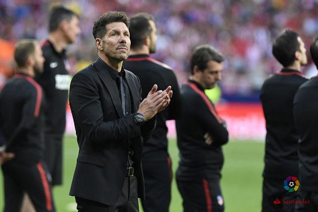 Simeone aplaude en el homenaje a Torres (Foto: LaLiga).