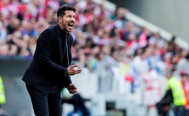 Simeone da instrucciones ante el Espanyol (Foto: EFE).