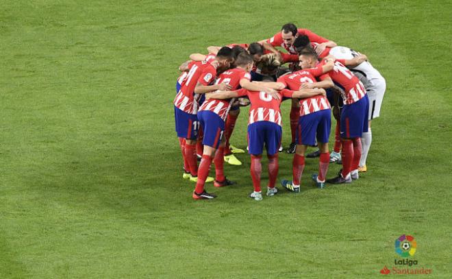 Los jugadores del Atlético hacen piña en el Metropolitano.