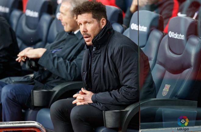 Simeone, en el banquillo del Camp Nou (Foto: LaLiga).