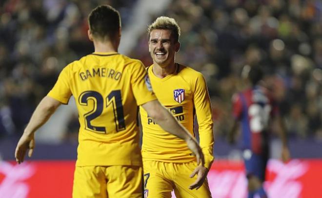 Griezmann celebra un gol con Gameiro.