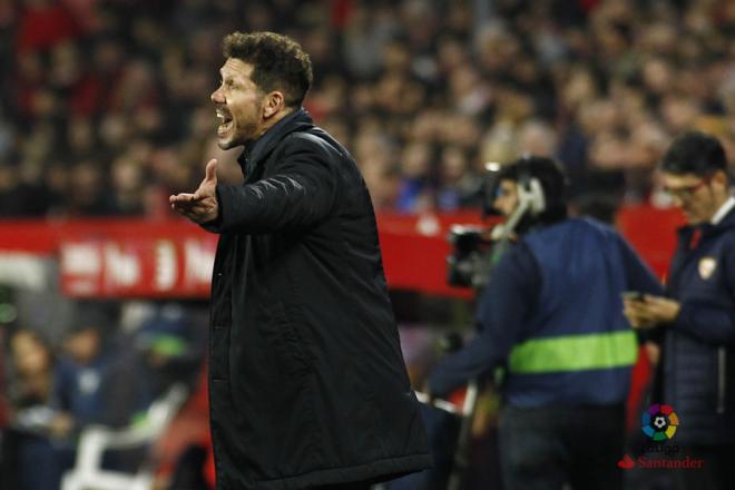 Simeone, en la banda del Pizjuán (Foto: LaLiga).